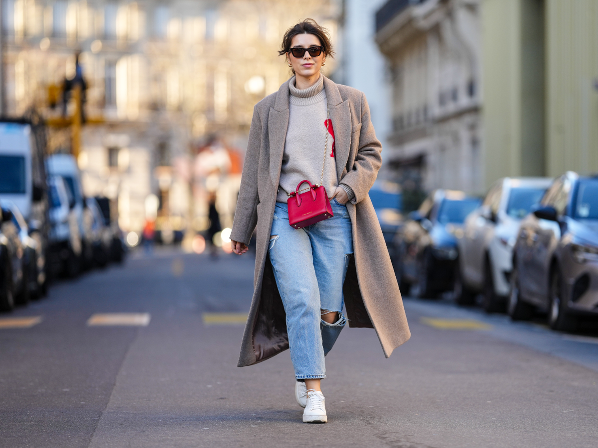 Frau im Winterlook mit Mantel und Sneakers