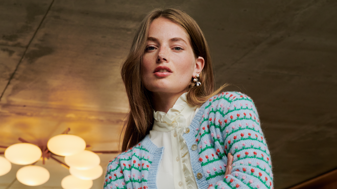 Blaue Strickjacke mit Blumen-Muster zum Selberstricken