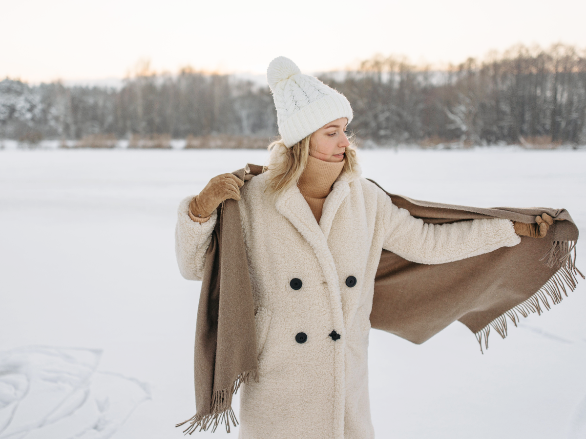 Frau mit Pudelmütze im Schnee