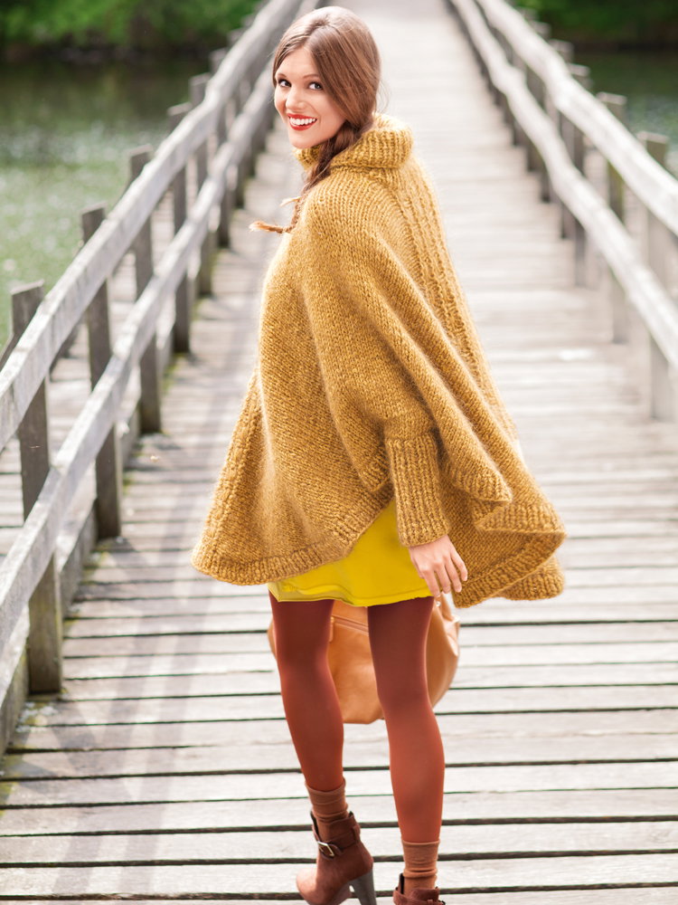 Poncho stricken Anleitung kostenlos - Model in gelben Rollkragen-Poncho