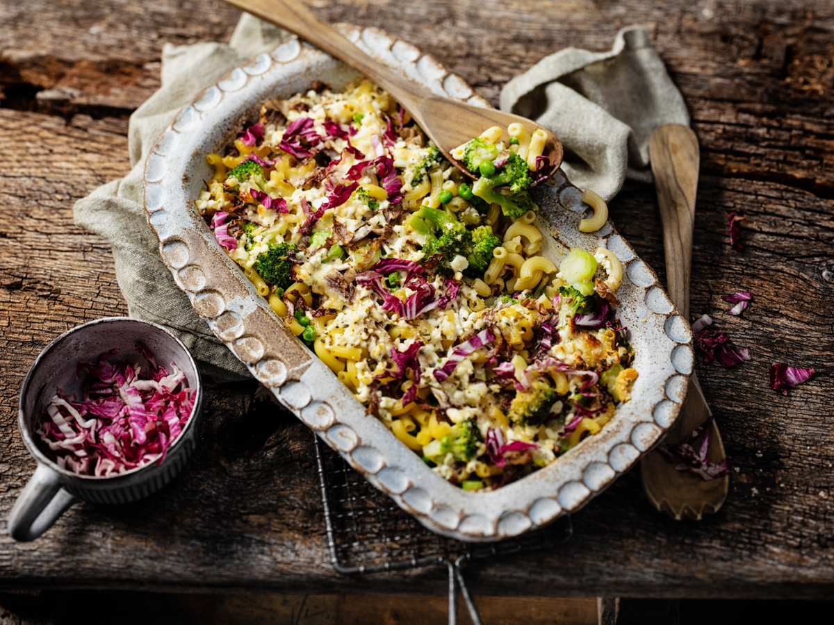 Gesunder Nudelauflauf mit Brokkoli und Hüttenkäse