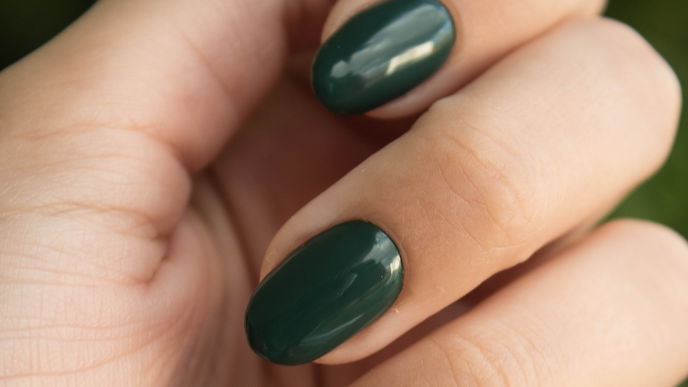 Dirty Martini Nails sind DER Maniküre-Trend im Winter