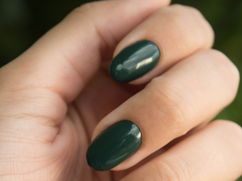 Dirty Martini Nails mit grünem Nagellack.