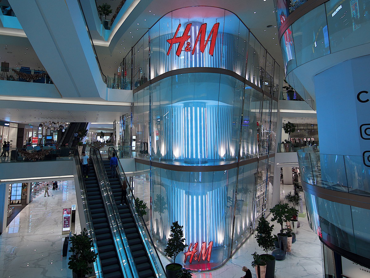 H&M Store in einer Einkaufspassage