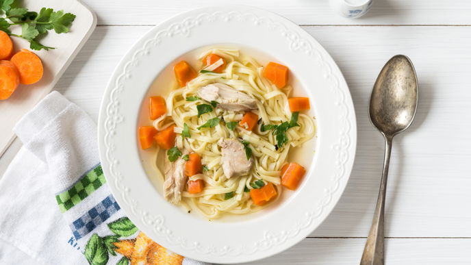 Unser klassisches Rezept für Hühnersuppe mit Nudeln schmeckt nicht nur, wenn Sie krank sind