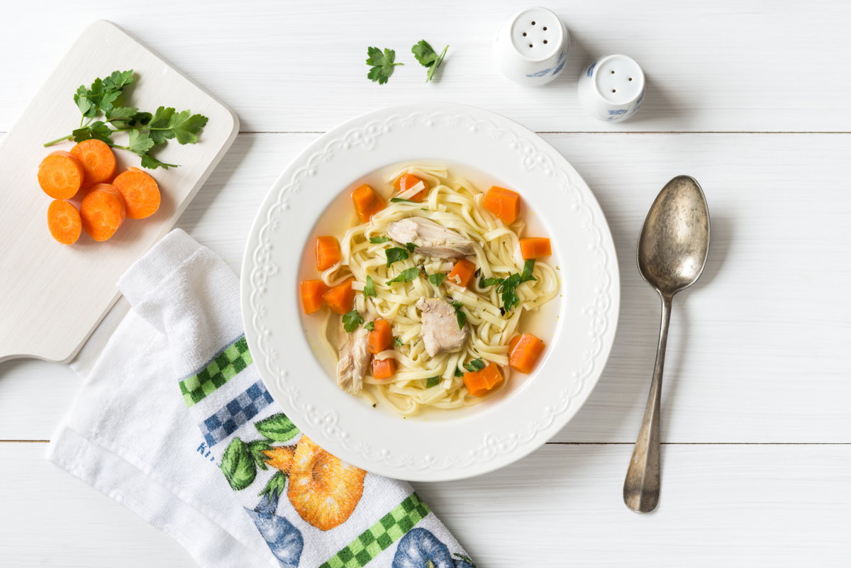 Klassische Hühnersuppe mit Nudeln