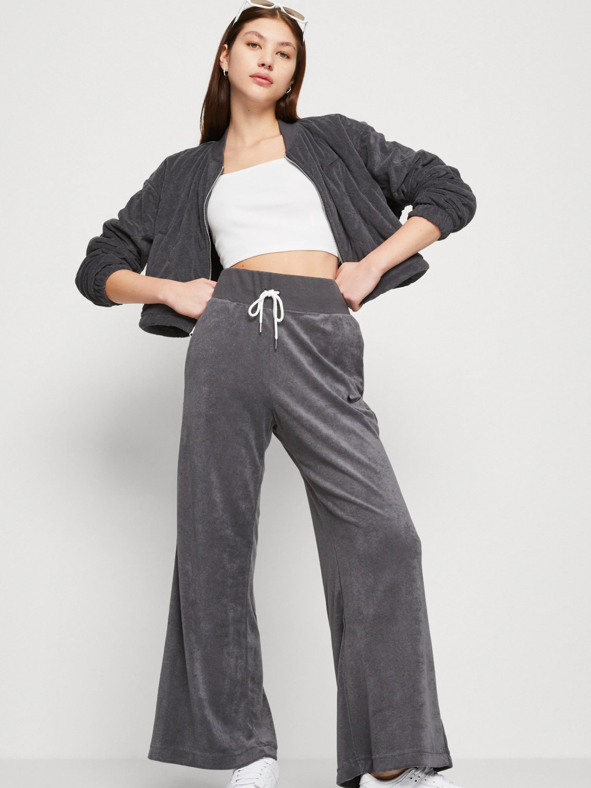 Grauer Jogginganzug von Nike.
