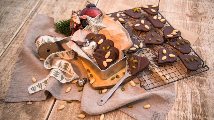 Rezept: Marzipan-Herzen mit Schokoguss selber machen
