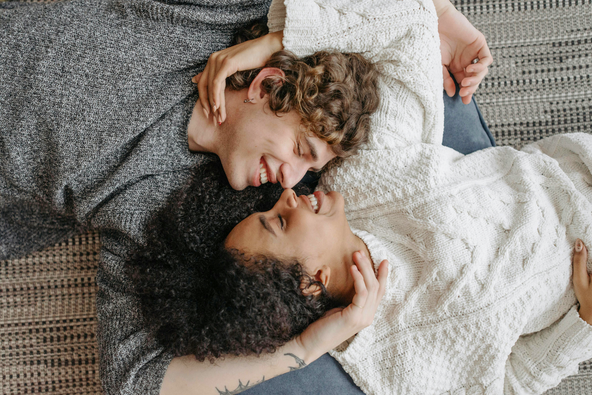 Mann und Frau in Strickpullovern