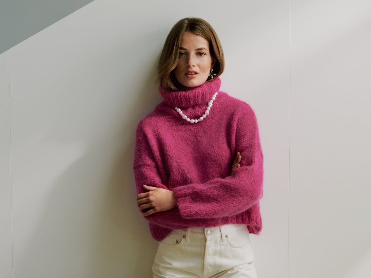 Frau im pinken Statement-Rollkragenpullover