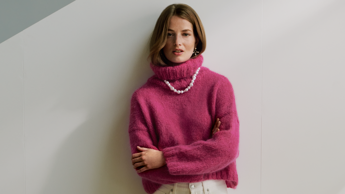 Kostenlose Strickanleitung für einen pinken Statement-Rollkragenpullover