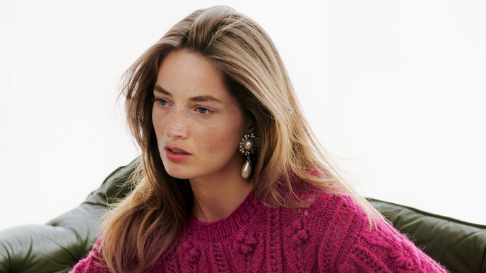 Kostenlose Strickanleitung für Blüten-Zopfmusterpullover in Magenta 