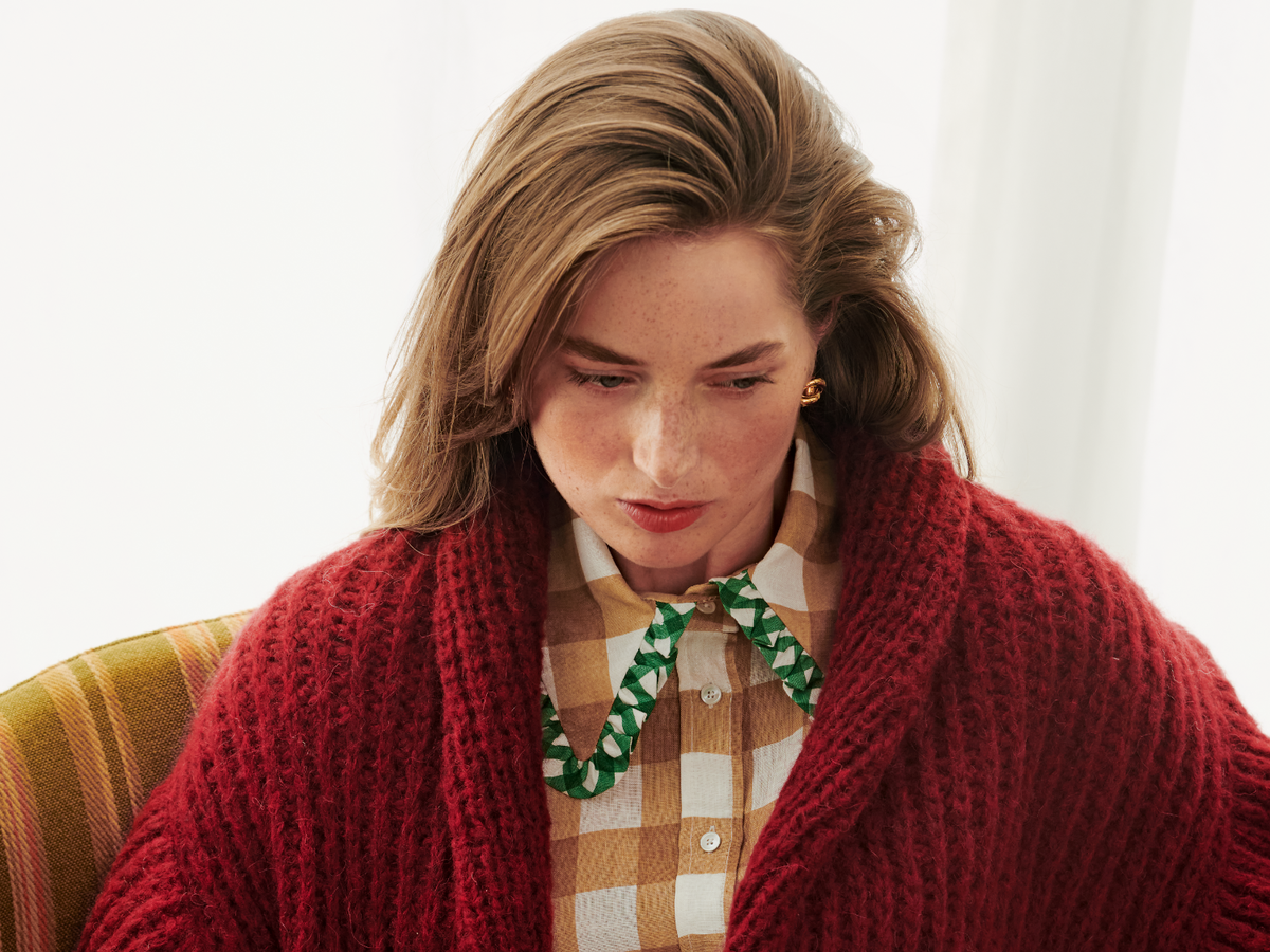Model in roter Grobstrickjacke