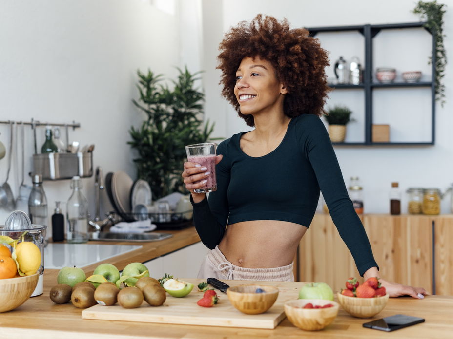 Frau ernährt sich gesund, um Stoffwechsel anzuregen