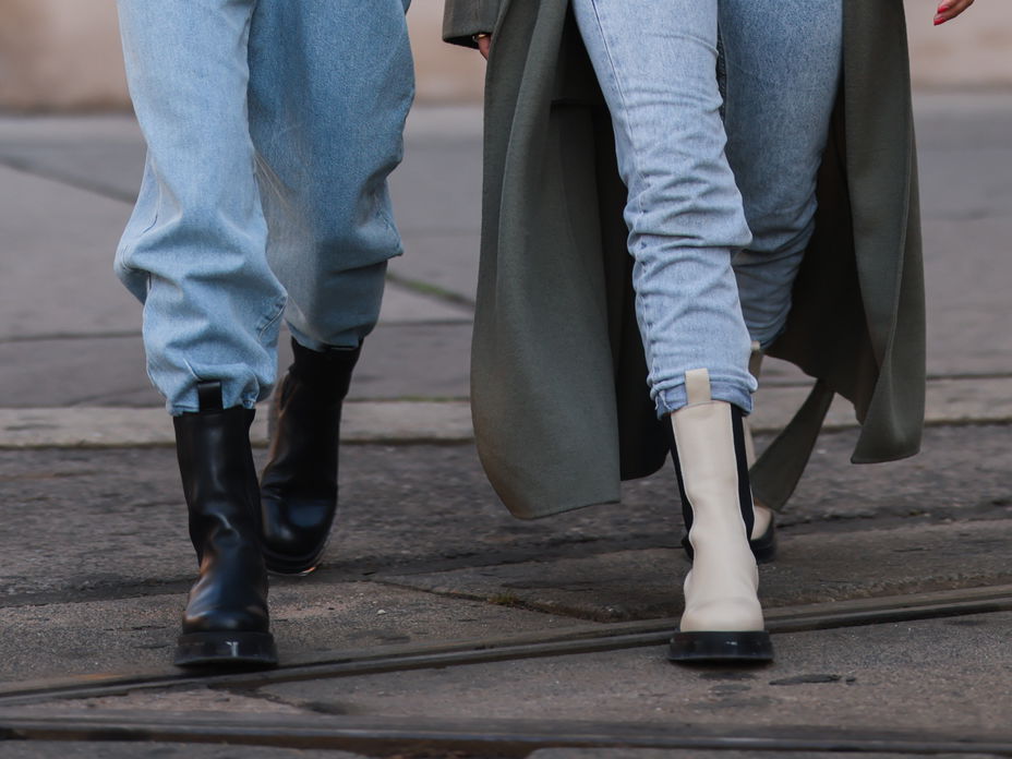 Streetstyle mit lässigen Chelsea Boots.