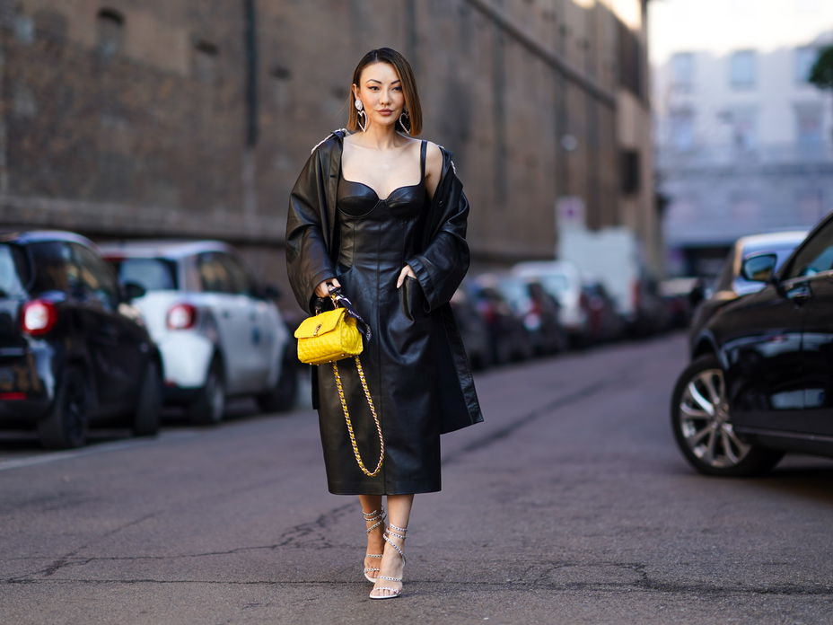 Frau trägt Lederkleid im eleganten Streetstyle.