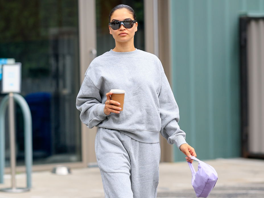 Lässiger Streetstyle mit grauem Jogginganzug.