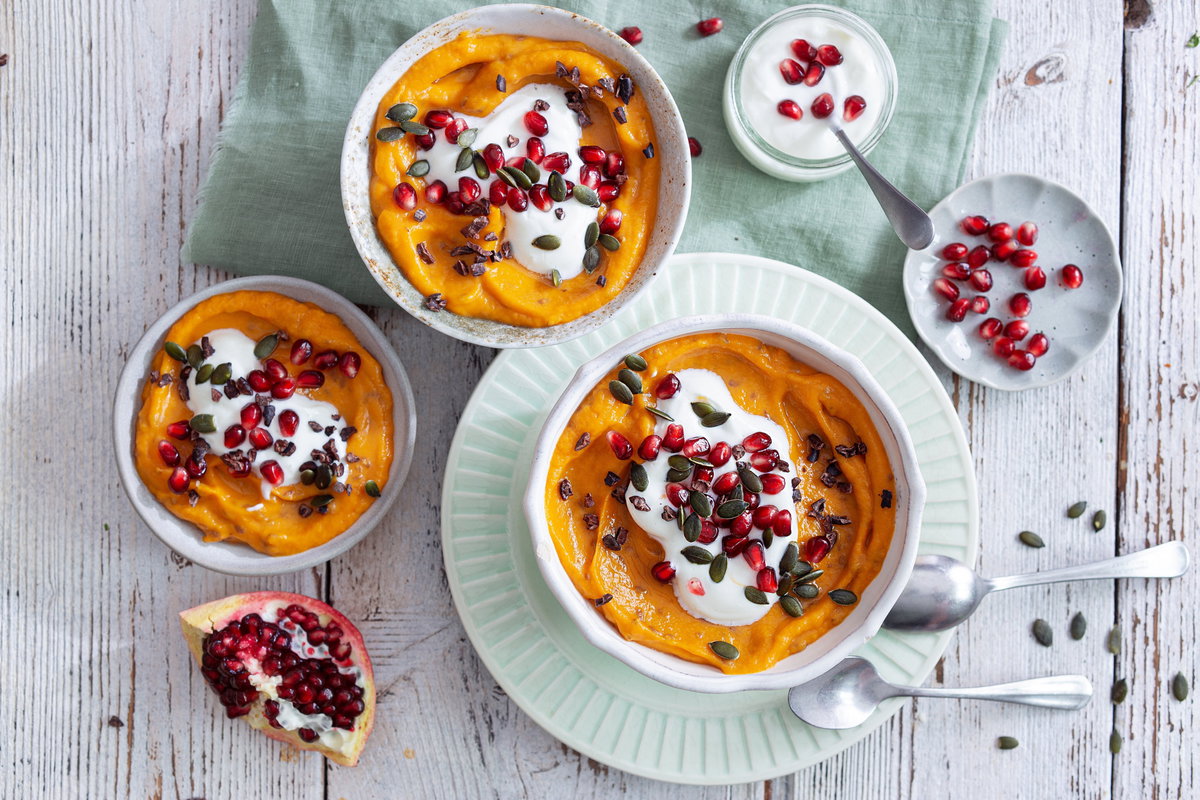 Süßkartoffelpüree mit Granatapfel und Kürbiskernen