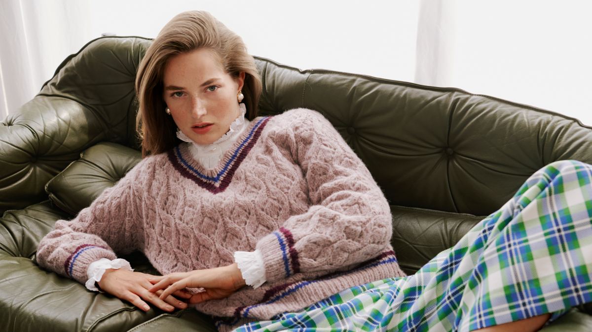 Rosa V-Neck-Pullover von Lana Grossa zum Selberstricken