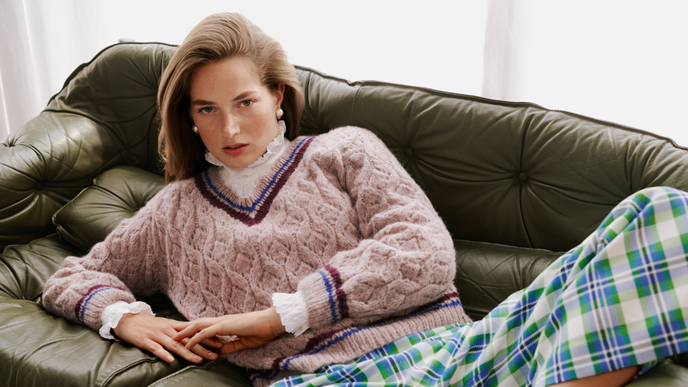 Rosa V-Neck-Pullover von Lana Grossa zum Selberstricken