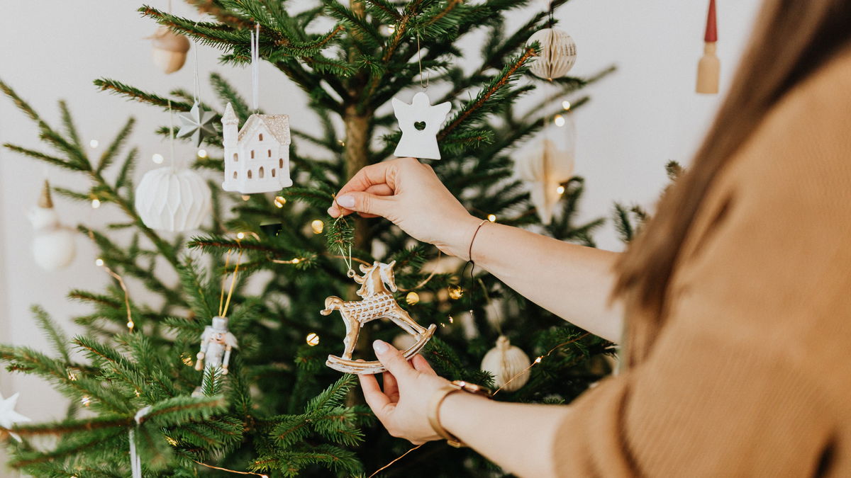  Erschwinglicher Weihnachtsbaumschmuck von H&M Home, den wir absolut lieben 