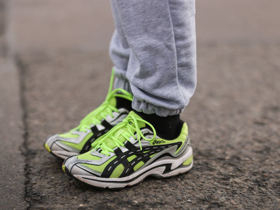 Streetstyle mit Asics-Sneaker.