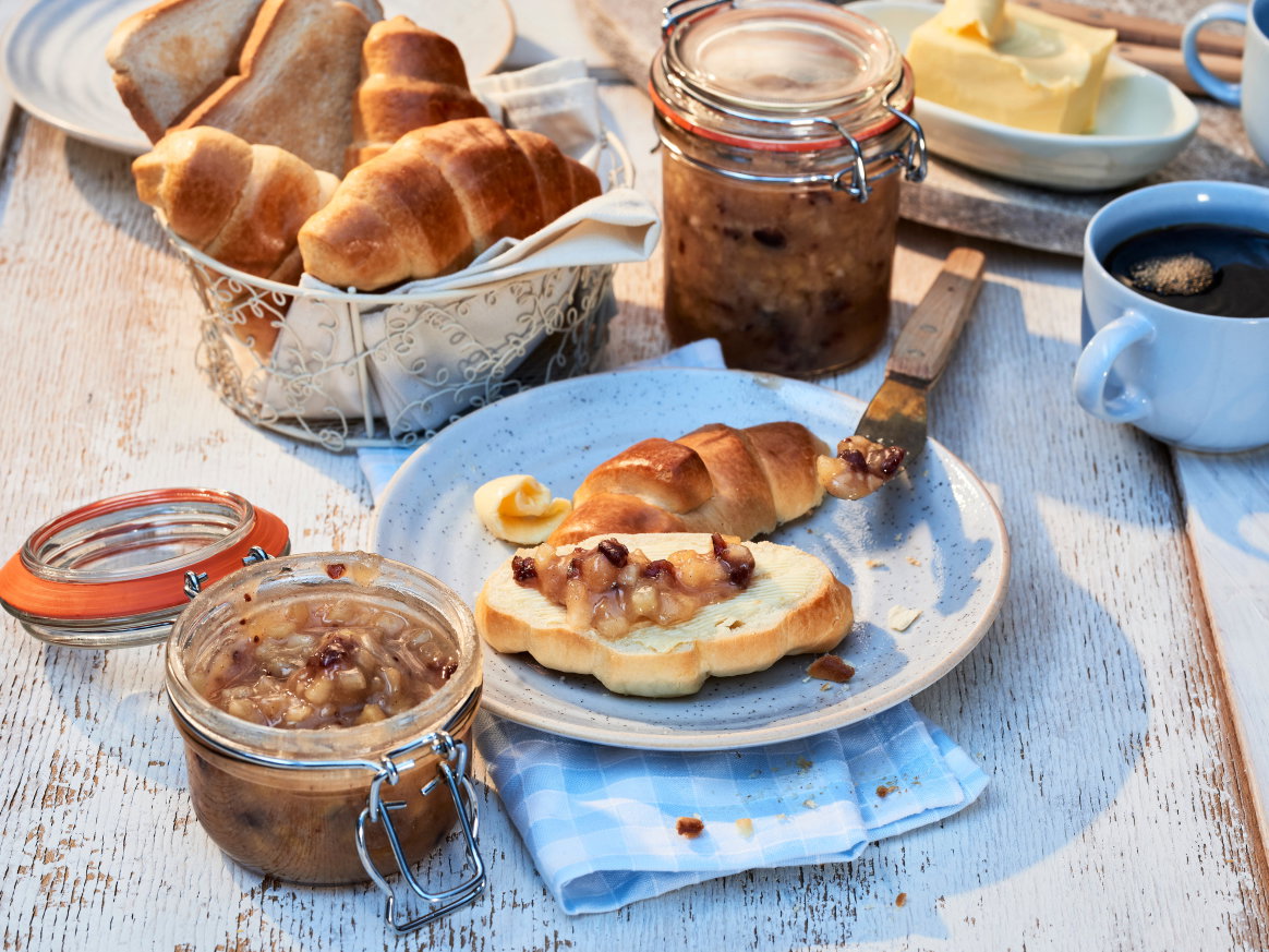 Croissant mit Bratapfel-Fruchtaufstrich.