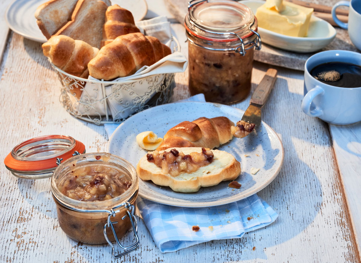 Croissant mit Bratapfel-Fruchtaufstrich.