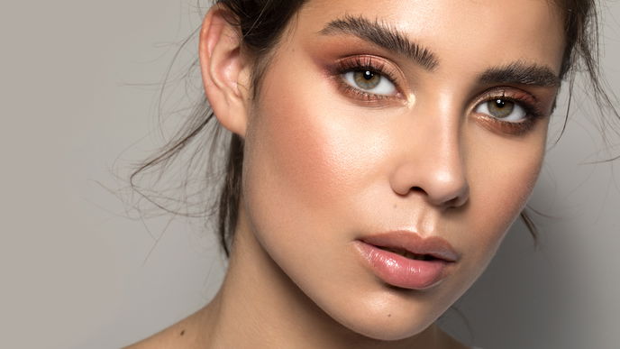 Mit diesem einfachen Trick gelingt das Contouring der Nase in 1 Minute 