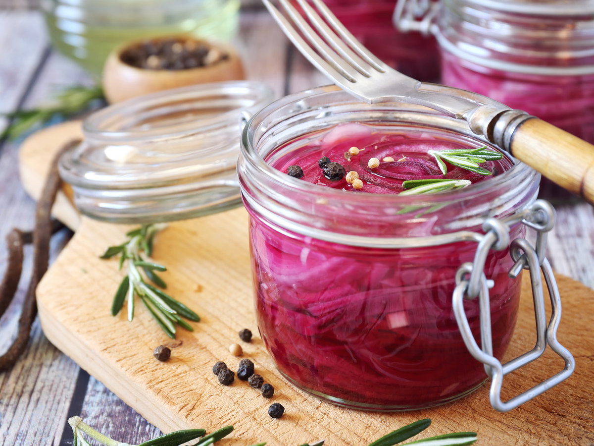 Eingelegte rote Zwiebeln