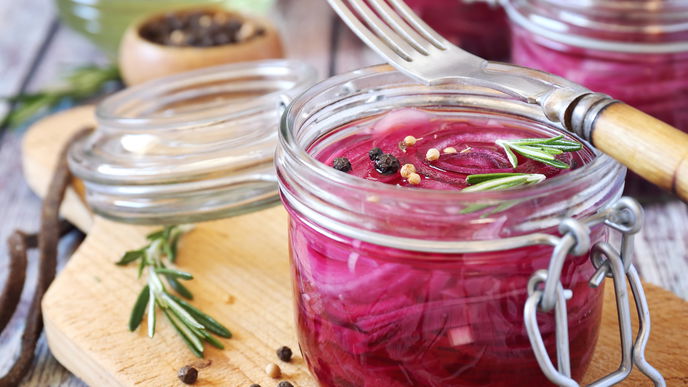 Eingelegte rote Zwiebeln sind eine leckere und gesunde Beilage 