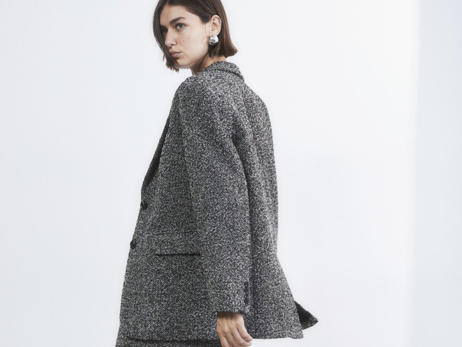 Frau trägt Oversized Blazer von H&M.
