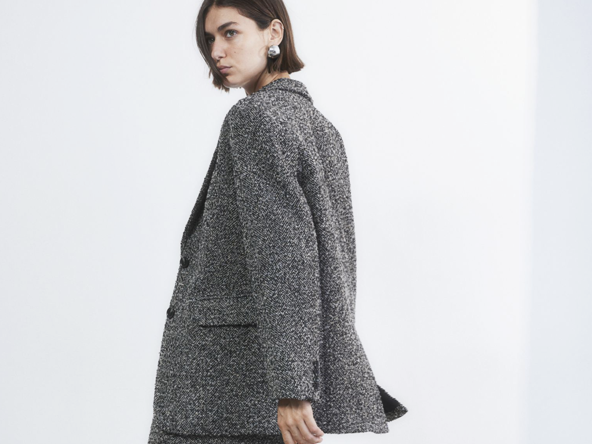 Frau trägt Oversized Blazer von H&M.
