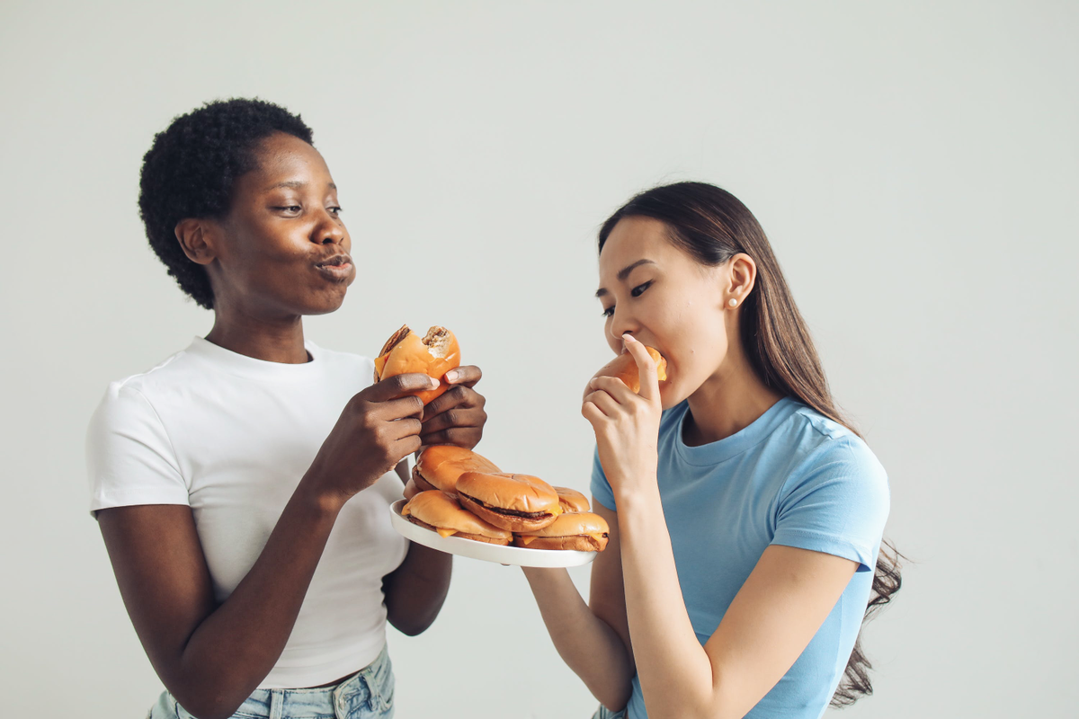 Frauen essen Hamburger