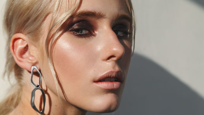 Highlighter unter der Foundation: Das sind die 3 besten Glow-Booster