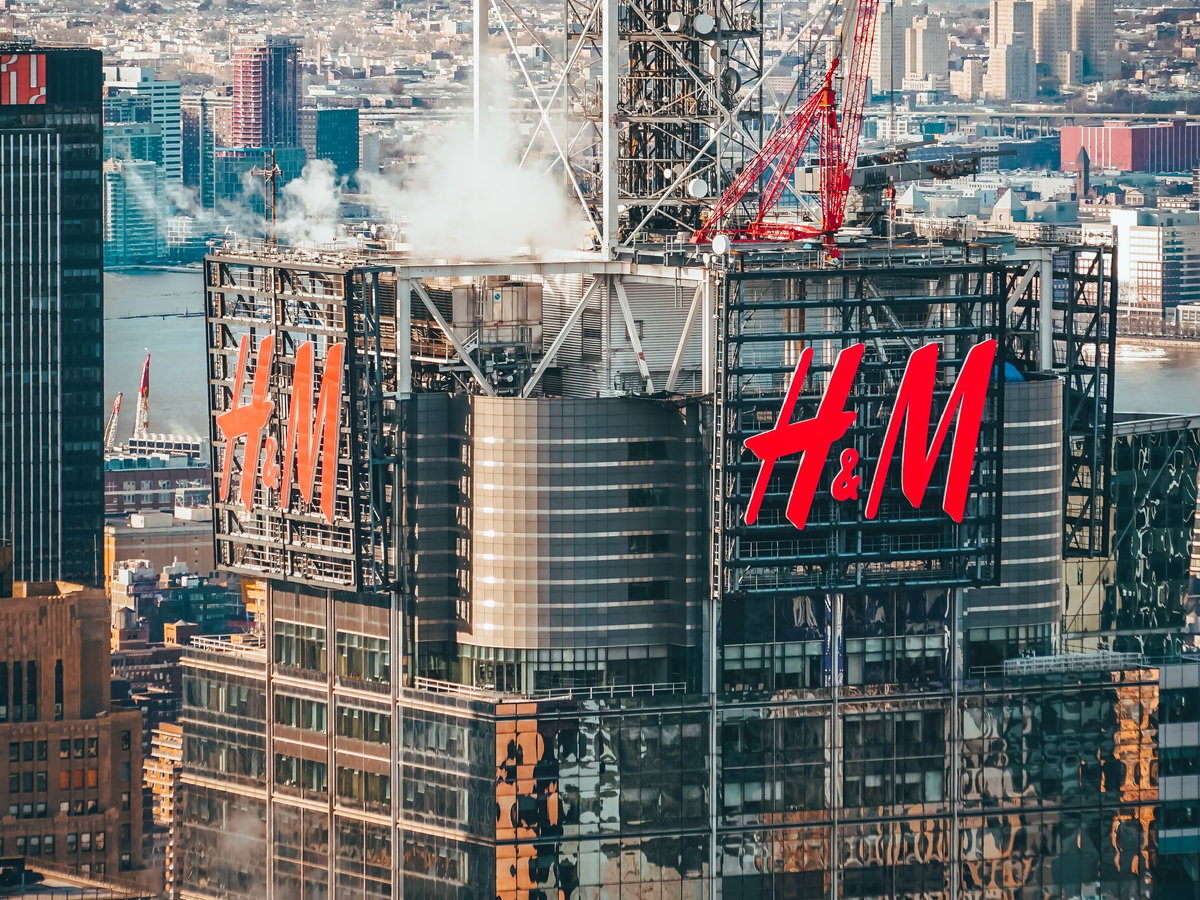 H&M-Logo auf Wolkenkratzer