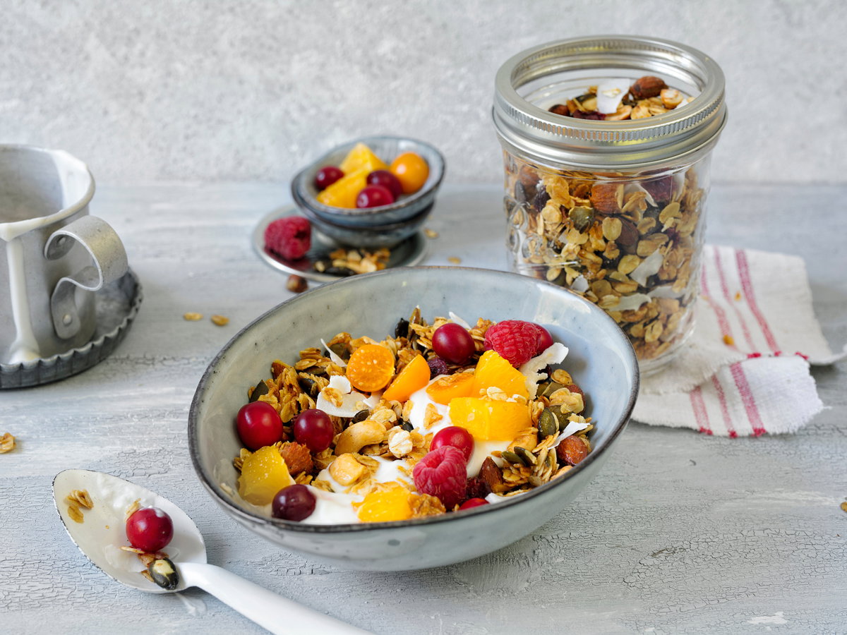Selbstgemachtes Müsli mit Joghurt und Früchten.