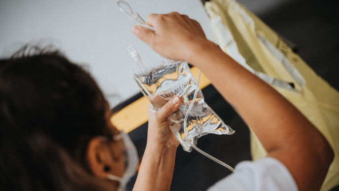 Immunbooster-Trends im Test: Wie sinnvoll sind eine Vitamin-C-Infusion, Eisbaden und Zwiebelwasser wirklich?