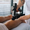 Wie sinnvoll ist eine Massagepistole? Alle Infos zum Trend, der Anwendung und den Risiken