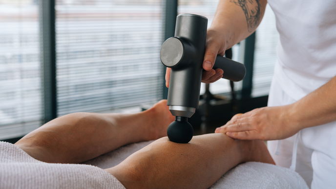 Wie sinnvoll ist eine Massagepistole? Alle Infos zum Trend, der Anwendung und den Risiken