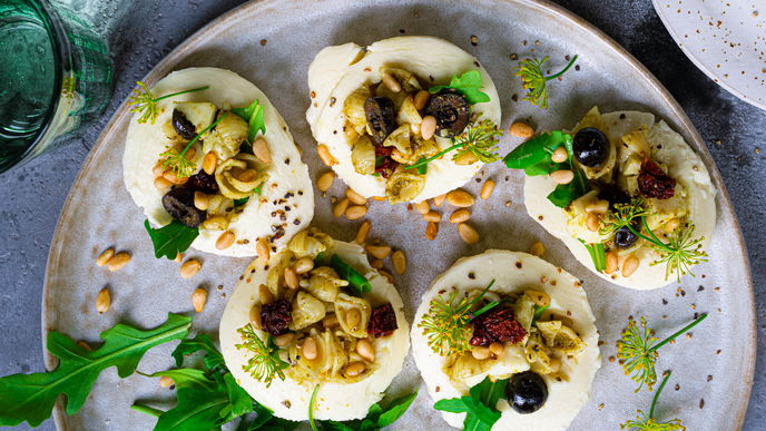 Den mediterranen Nudelsalat in Mozzarellakugeln servieren wir als Fingerfood