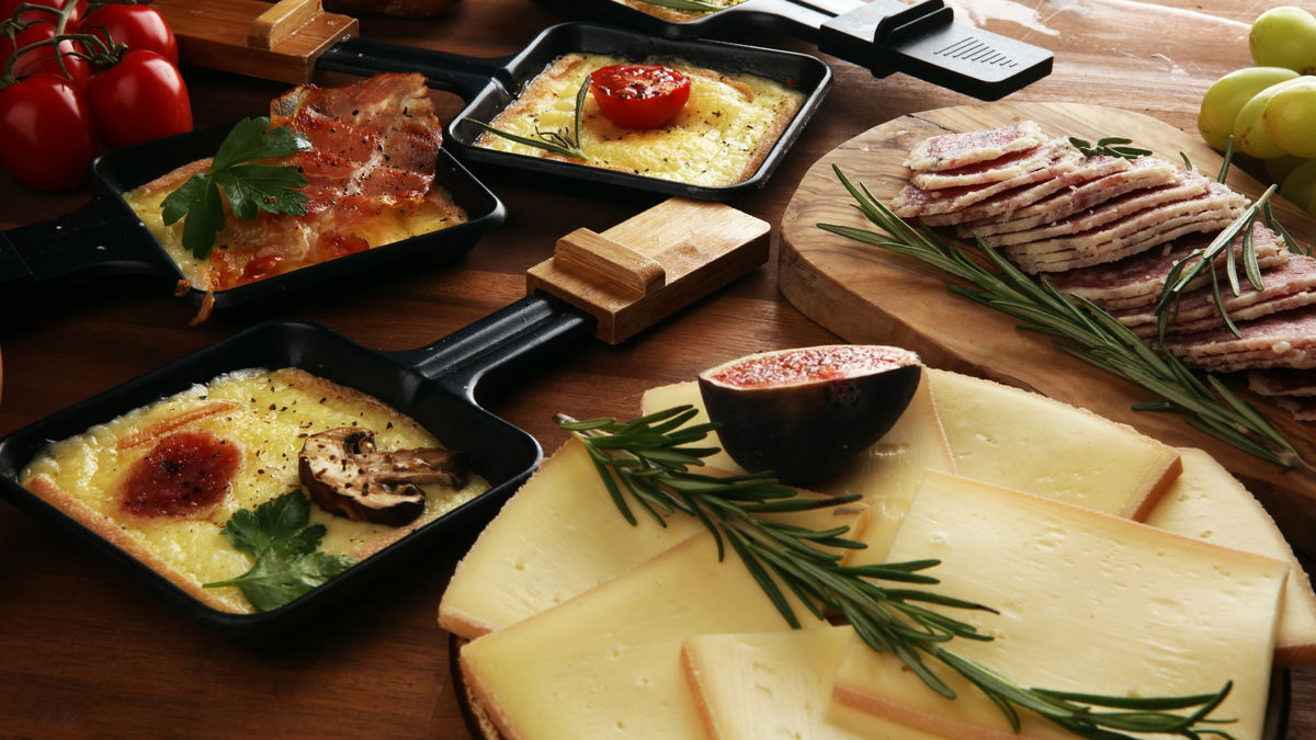 Raclette-Geruch loswerden: 5 Hausmittel, die wirklich gegen Fett und Co. helfen