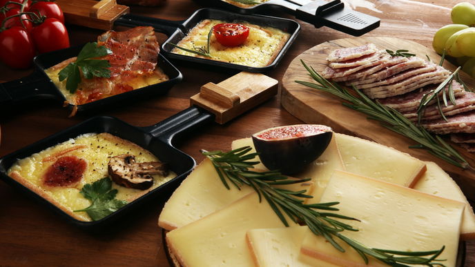 Raclette-Geruch loswerden: 5 Hausmittel, die wirklich gegen Fett und Co. helfen