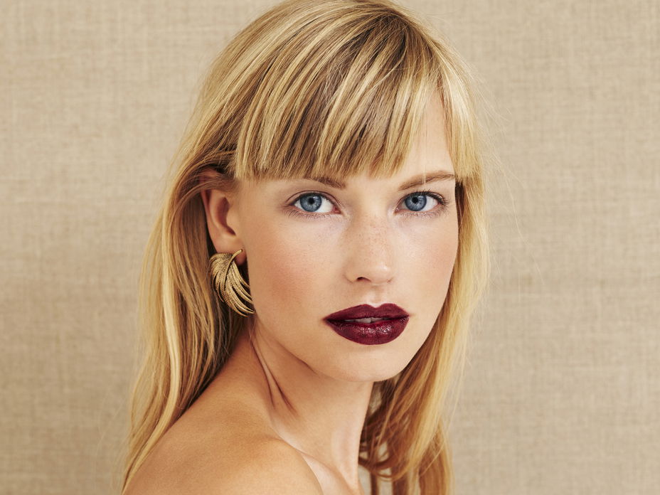 Frau mit rotem Lippenstift