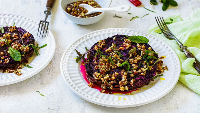 Rezept für Rotkohlschnitzel mit Macadamia-Zitronen-Dressing 