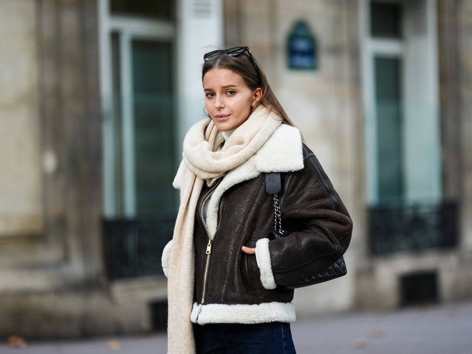 Frau mit Lederjacke und Schafswolle