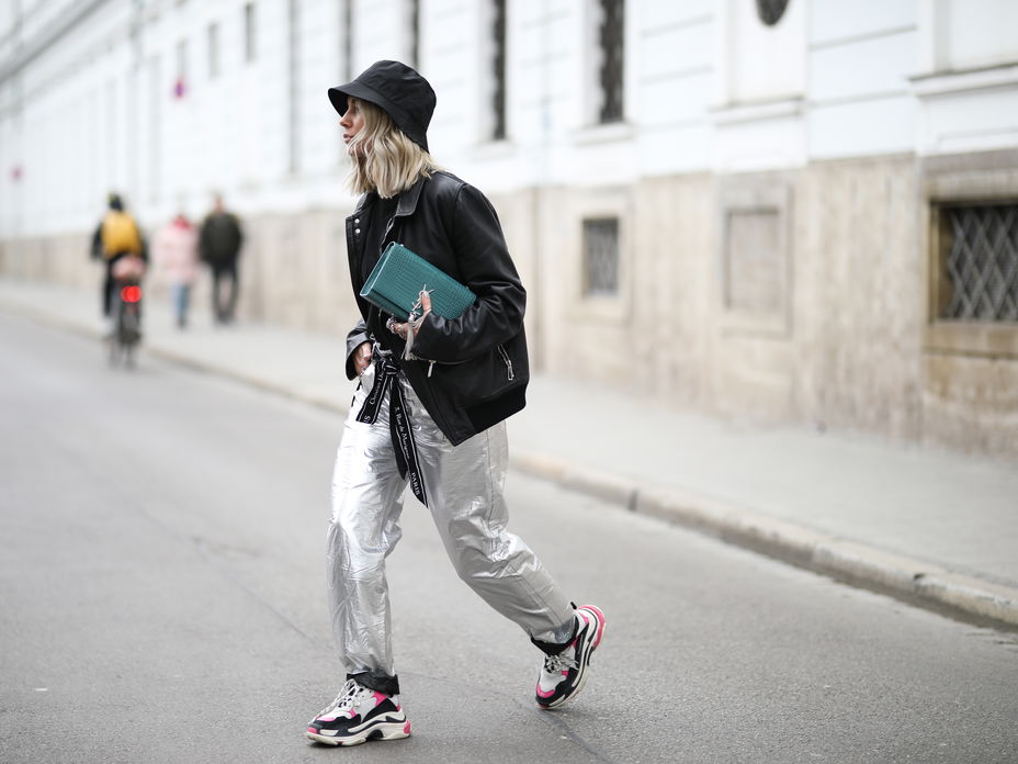 Frau trägt eine silberne Hose im Streetstyle