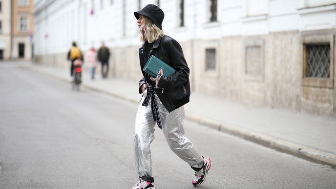 Silberne Hosen: So stylen wir den Modetrend im Alltag
