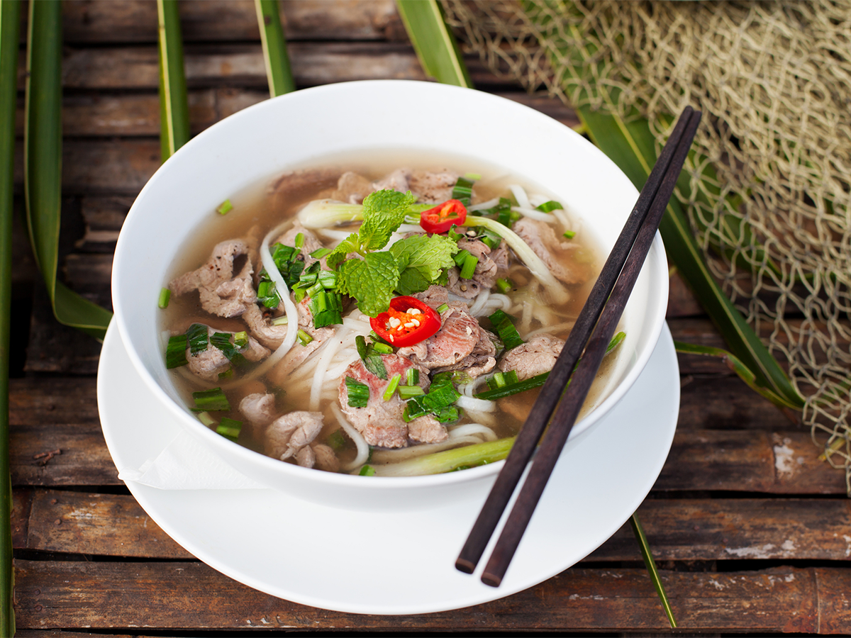 Heiße Pho Bo Suppe mit Rindfleisch