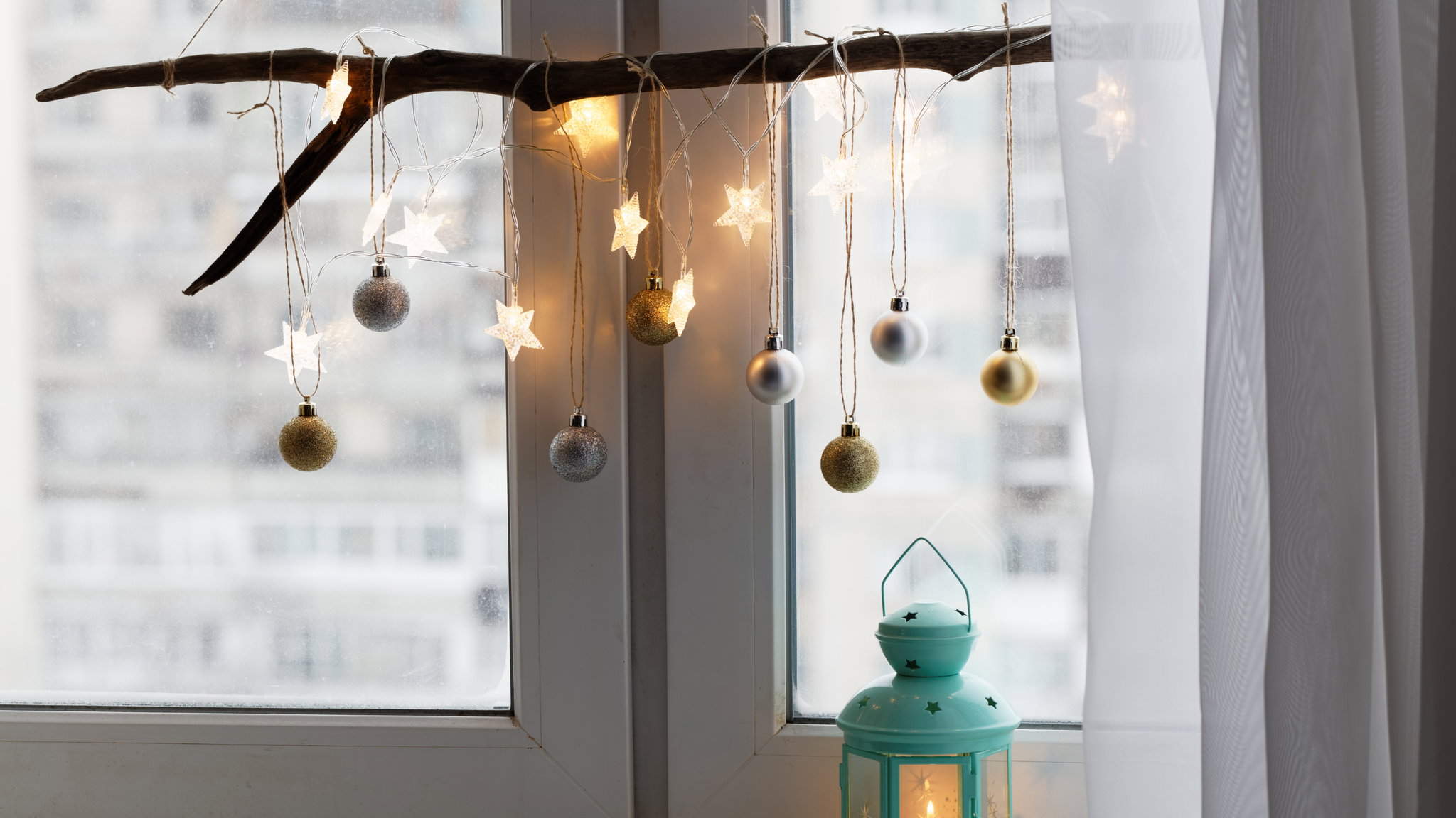 Weihnachtsdeko fürs Fenster basteln: Tipps & Ideen